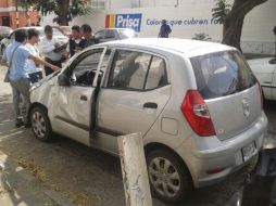 Bomberos y paramédicos acudieron al lugar, donde encontraron con lesiones leves al conductor y revisaron a los pasajeros del vagón.  /