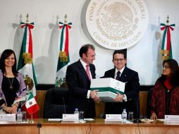 Luis Videgaray, secretario de Hacienda, hace la entrega a Francisco Arroyo, vicepresidente de la Mesa Directiva. EL UNIVERSAL  /