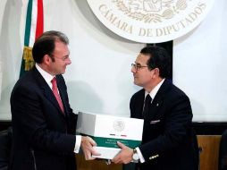Luis Videgaray entrega el Paquete Económico 2013 a Francisco Arroyo. EL UNIVERSAL  /