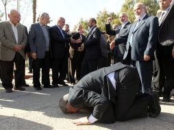 El líder de Hamas en el exilio, Jaled Mashal, recitó una oración islámica tradicional a su llegada a Gaza. EFE  /