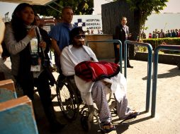 Uriel Sandoval, quien resultó lesionado durante los enfrentamientos del 1 de diciembre, salió ayer del hospital. ARCHIVO  /