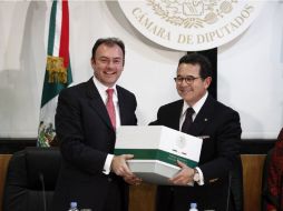 Luis Videgaray entrega a Agustín Arroyo el proyecto de Egresos de la Federación. EFE  /