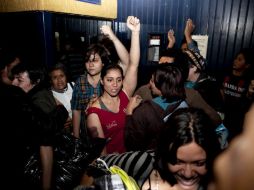 Jóvenes liberados después de haber participado en la marcha del 1 de diciembre a las afueras de la Feria Internacional del Libro.  /