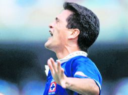 El gol. Carlos Hermosillo anotó de penal el tanto que le dio el título al Azul, tras una falta que le hizo el arquero Comizzo. MEXSPORT  /