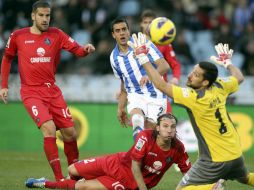 Momentos de intenso juego entre Real Sociedad y Getafe. EFE  /