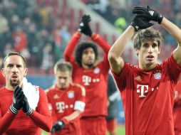 Franck Ribery y Javi Martinez aplauden luego del triunfo sobre el Ausburg. EFE  /