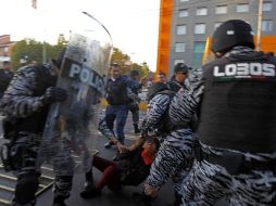 Un grupo de jóvenes fue detenido el pasado 1 de diciembre fuera de la FIL Guadalajara. ARCHIVO  /