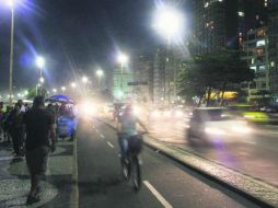 PASEO. Paseantes por la ciclovía en el barrio de Copacabana, Río de Janeiro.  /