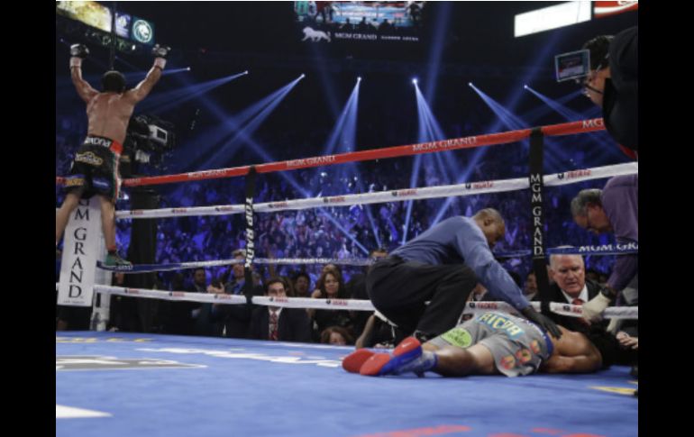 DRAMÁTICO. Mientras Márquez festejaba,  Pacquiao estaba tendido en la lona. AP  /