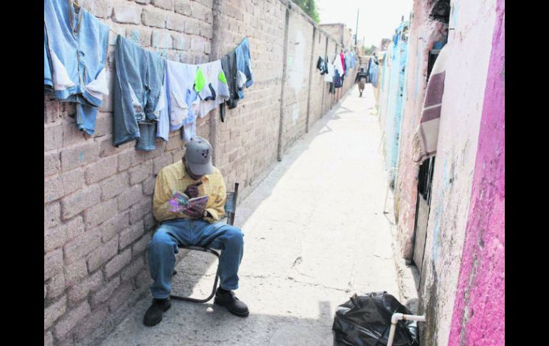 Un escenario de descuido y desgaste por el paso de los años, es común en algunas vecindades de la metrópoli, como ésta, en Tlaquepaque.  /