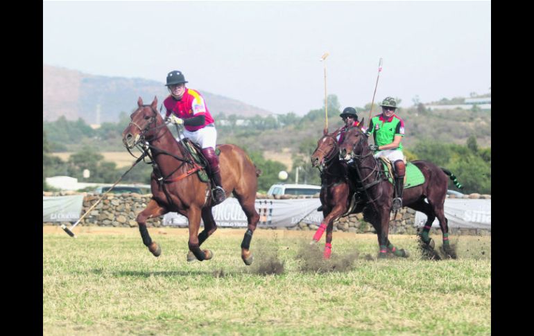 Miguel Chávez (rojo), del equipo Rostros, contribuyó para que el conjunto rojo derrotara a La Chacona, en el cotejo inaugural  /