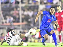 Sin mucho juego. Cortés (derecha) apenas disputó 16 minutos en el torneo Apertura 2012 con el Cruz Azul. MEXSPORT  /