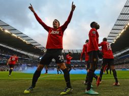 Van Persie (i) anotó el gol del triunfo al convertir un tiro libre en los minutos de compensación. AFPcompensación  /