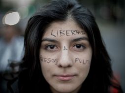 Una mujer se pinta la cara para demandar la liberación de detenidos durante disturbios por la toma de posesión de Peña Nieto. XINHUA  /