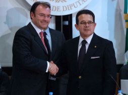 El titular de Hacienda,Videgaray (izq) entregó al vicepresidente de los diputados, Arroyo (der) el Paquete Económico 2013. NOTIMEX  /