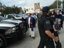 La entrega de las patrullas supuso la bendición de las mismas, por el párroco católico de Santa Cruz del Valle.  /