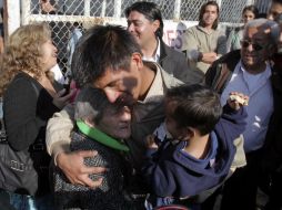 Imagen de la liberación de 55 detenidos acusados por desmanes del 1 de diciembre salió del Reclusorio Norte. EL UNIVERSAL  /