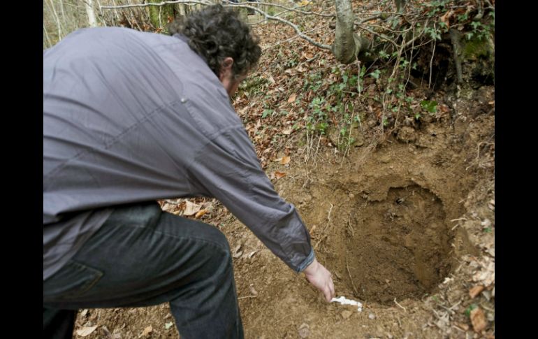 Fueron encontrados tres bidones con material para fabricar explosivos, detonadores y documentación diversa. ARCHIVO  /