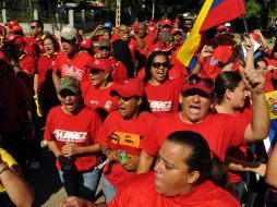 Miles de chavistas salieron a las calles para expresar su apoyo al presidente entre la conmoción y la sorpresa. EFE  /