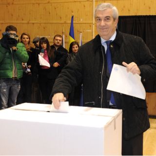 Rumanos votan masivamente por Ponta y castigan a presidente Basescu