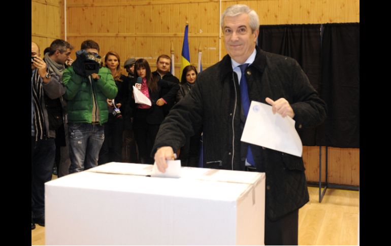 El ex primer ministro rumano Calin Popescu-Tariceanu emite su voto. XINHUA  /
