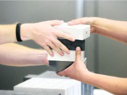 La encuesta revela que 30% de los usuarios invertirá su aguinaldo en los regalos. REUTERS  /