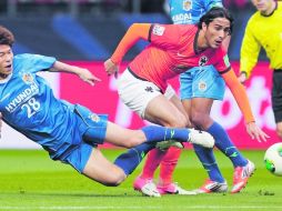 En busca de la final. Aldo de Nigris trata de avanzar con el balón, ante la llegada de un zaguero del equipo coreano.  /