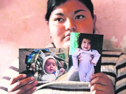 Karla Ruiz muestra las fotos de su bebé, quien fue alcanzada por una bala cerca de las vías del tren en Celaya. EL UNIVERSAL  /