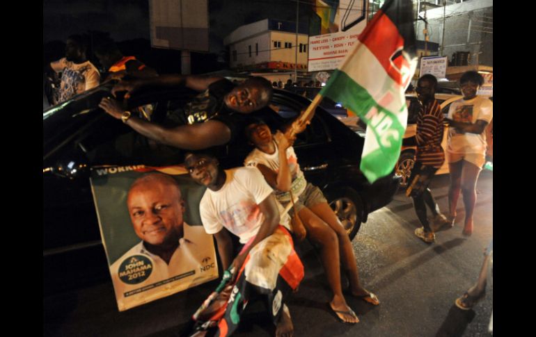Ciudadanos simpatizantes del partido Congreso Democrático Nacional celebran la victoria de su candidato. AFP  /