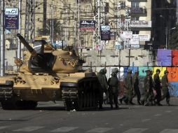 Desde el jueves,  tanques y fuerzas armadas están desplegados en los alrededores del palacio presidencial en El Cairo. EFE  /