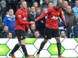 Young (d) se mostró preocupado por los objetos que se lanzan al campo. Imagen de archivo de EFE.  /