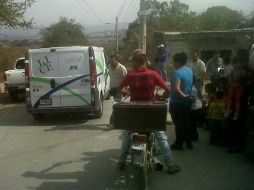 Al lugar arribaron agentes forenses para levantar el cuerpo.  /