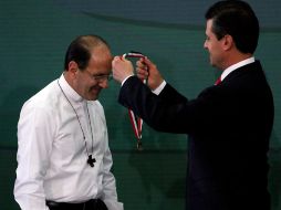 El Presidente Peña Nieto entregó el Premio de Derechos Humanos 2012 al padre Alejandro Solalinde Guerra. EL UNIVERSAL  /