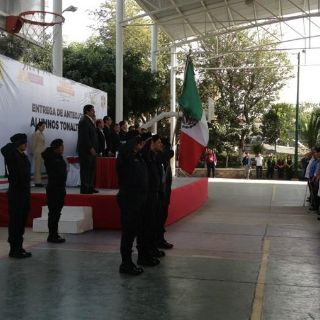 Entregan lentes a niños tonaltecas