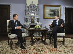 El primer ministro ruso, Dimitry Medvedev (i), respondía a la pregunta  sobre un registro en el domicilio de un opositor. EFE  /