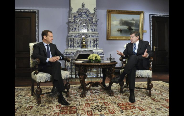 El primer ministro ruso, Dimitry Medvedev (i), respondía a la pregunta  sobre un registro en el domicilio de un opositor. EFE  /
