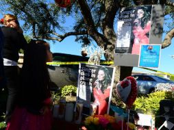Fans acuden a la casa de la madre de Jenni Rivera para brindar el pésame por la muerte de la estrella. AFP  /