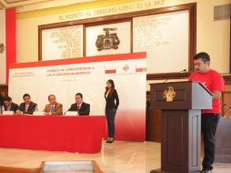 Imagen del evento de entrega del equipo de cómputo.  /