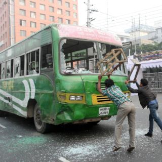 Protestas opositoras dejan unos 50 heridos en Bangladesh