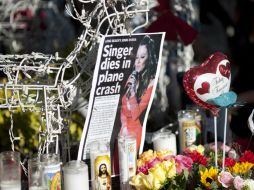 Detalles de velas y mensajes para la fallecida cantante Jenni Rivera. EFE  /