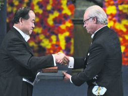 Protocolo. El rey Carlos Gustavo de Suecia (derecha) entrega el Nobel de Literatura al chino Mo Yan, en Estocolmo. EFE  /