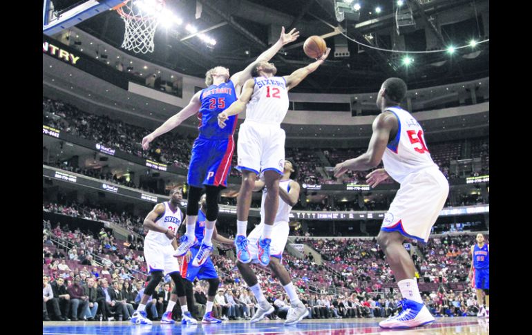 Peleado. Evan Turner disputa un rebote con Kyle Singler. AFP  /