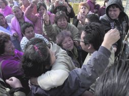 Júbilo. Familiares de los detenidos celebran la salida de los jóvenes del Reclusorio Norte, el domingo pasado. EFE  /