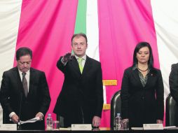 El secretario de Hacienda, Luis Videgaray (centro) acompañado por los diputados José Trejo y Nuvia Mayorga. EL UNIVERSAL  /