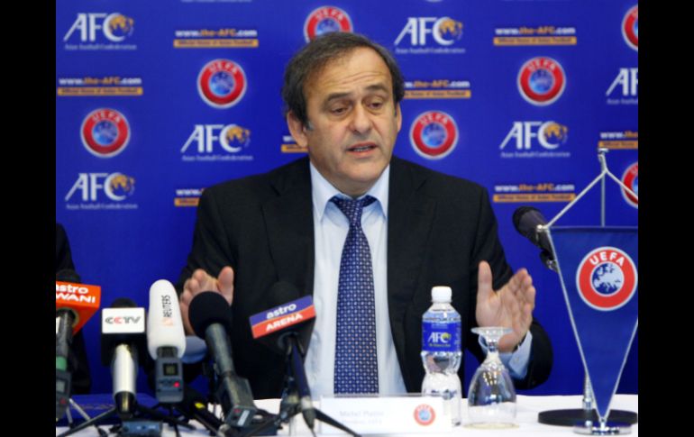 Michel Platini señala que prefiere donar 50 millones (de euros) al futbol base, más que para una tecnología. ARCHIVO  /