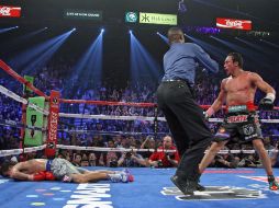 ''Mommy D'' sufrió mucho al ver a su hijo tirado en la lona (i) en la pelea del sábado ante Márquez. ARCHIVO  /