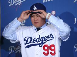 Los Dodgers presentaron a Hyun-jin, el primer surcoreano que llega directamente al béisbol de su país a las Grandes Ligas. AFP  /