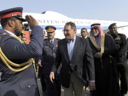 Panetta (c) arribó a Kuwait para reunirse con el ministro de defensa de aquel país. AFP  /