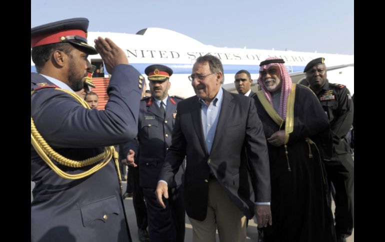 Panetta (c) arribó a Kuwait para reunirse con el ministro de defensa de aquel país. AFP  /