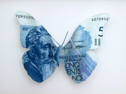 La artista creó mariposas impresas con imágenes de billetes del mundo. ESPECIAL  /